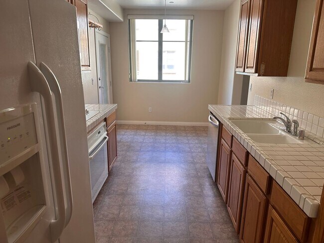 Foto del edificio - Luxurious and Spacious 1 Bedroom 1 Bath Do...