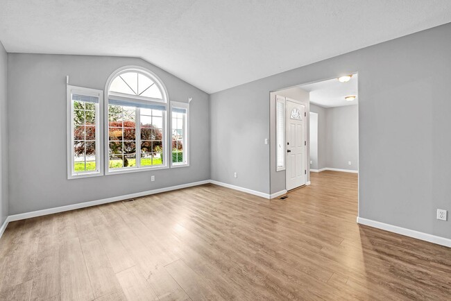 Building Photo - Terrific 3 Bedrooms, 2 Bathrooms House in ...