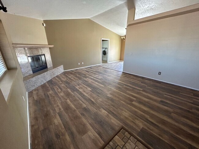Building Photo - Beautiful 3 bedroom 2 bath home on large c...