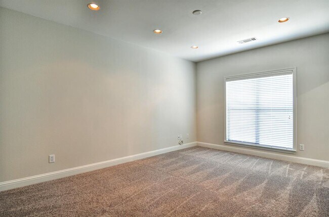 Building Photo - 3839 Cole Ave