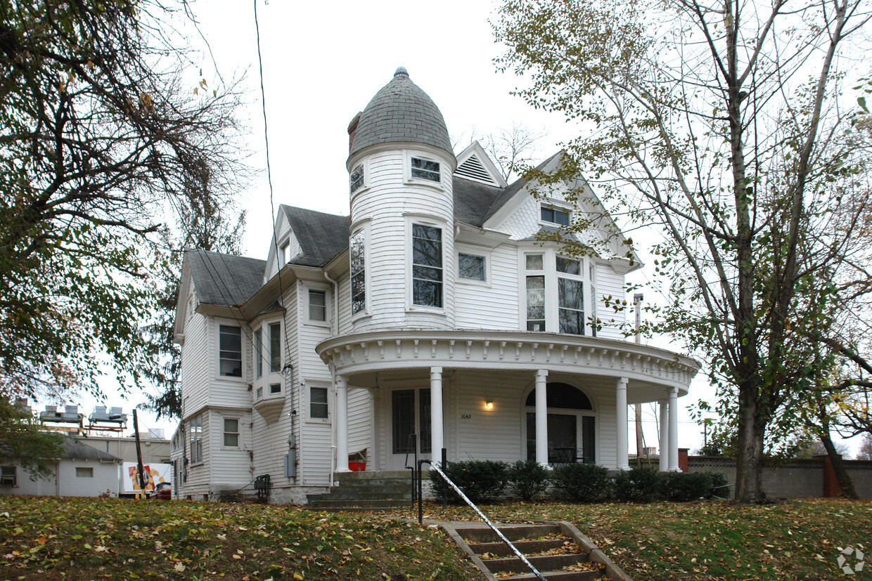 Primary Photo - 1642 Beechwood Ave