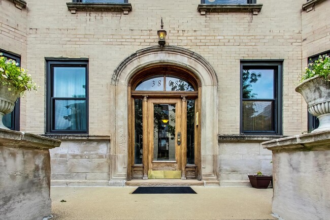 Building Photo - 3808 N Pine Grove Ave