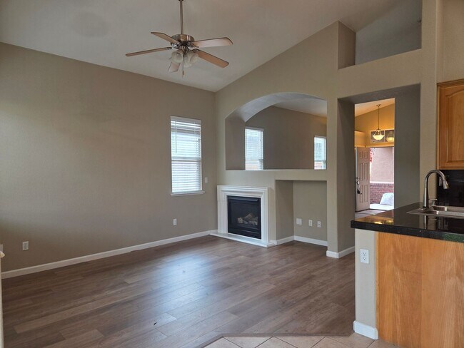 Foto del edificio - Desirable Empire Ranch 3 Bdrm, 2 Bath