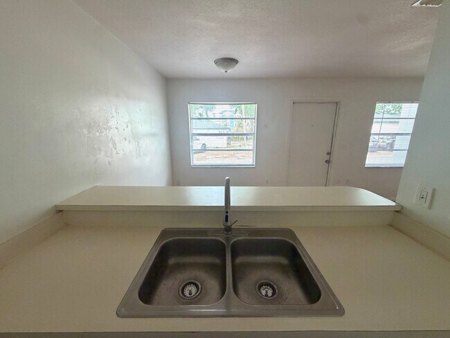 Foto del edificio - 717 Angelina Ln