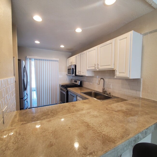 Foto del edificio - 2 Bedroom Townhome with Pool and Clubhouse/Centrally Located!!