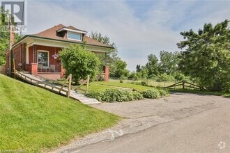 Building Photo - 5 Cloverdale Ave