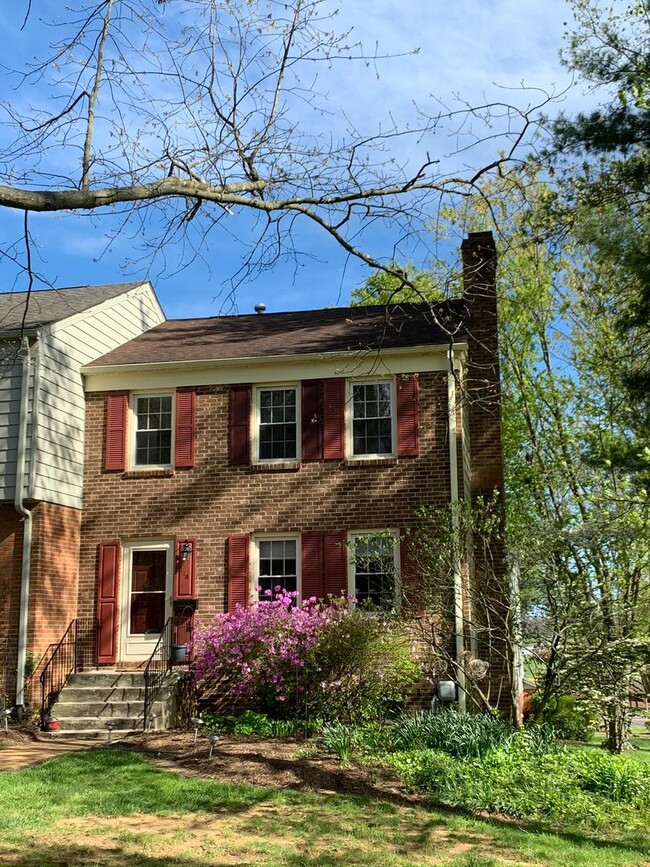Building Photo - End Townhome In Oak Manor Community