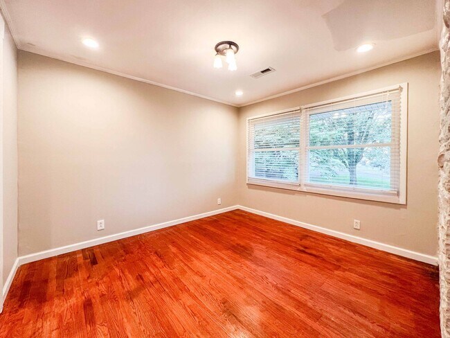 Building Photo - 5/3 updated Mid-Century Modern with original hardwoods