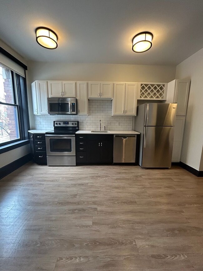 Building Photo - LEASE SPECIAL! HALF OFF FIRST FULL MONTH! Historic and Upscale 1 Bedroom 1 Bathroom Downtown