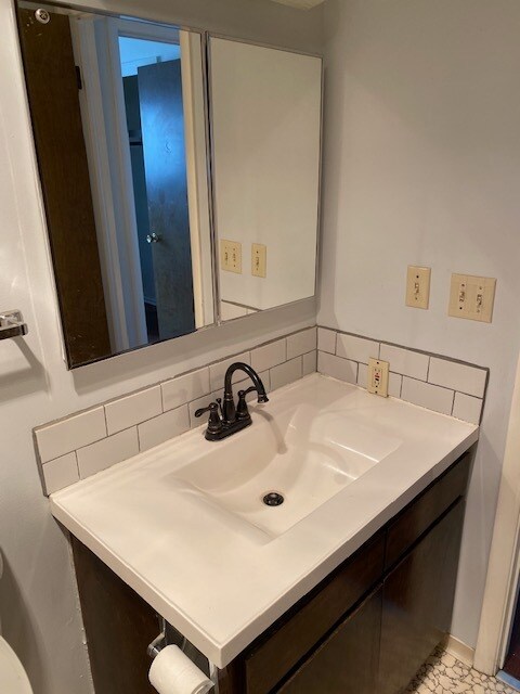 Vanidad - 20667 Antrim Dr