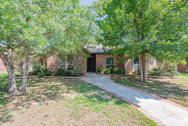 Foto del edificio - 3 bed 2 bath home with 2 car garage!