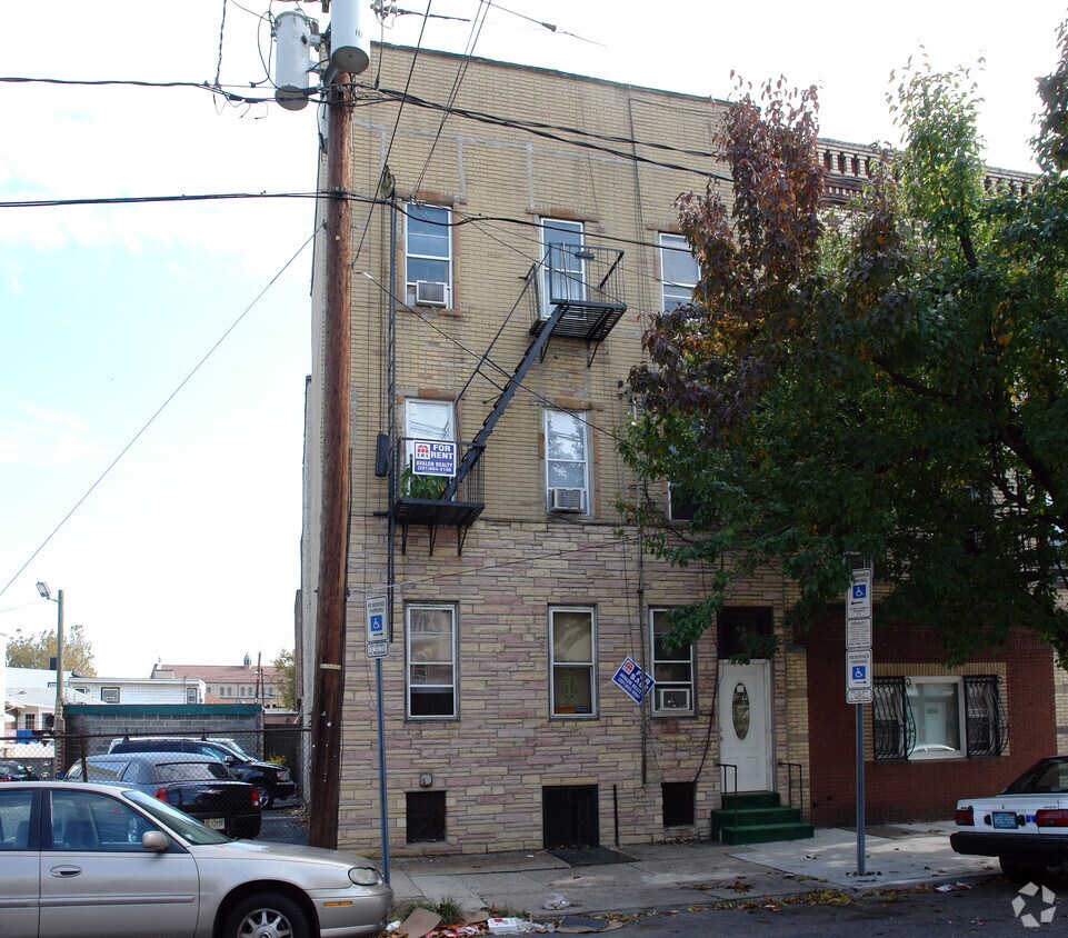 Building Photo - 88 Wallis Ave