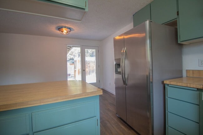 Building Photo - Darling single level 3 bedroom 1 bath, large fenced backyard, single car garage