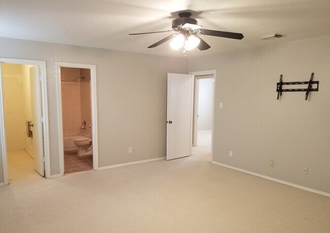 Building Photo - 5542 Spring Day