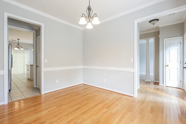 Foto del edificio - 4-Bedroom Home with Backyard Deck in Greenville, SC