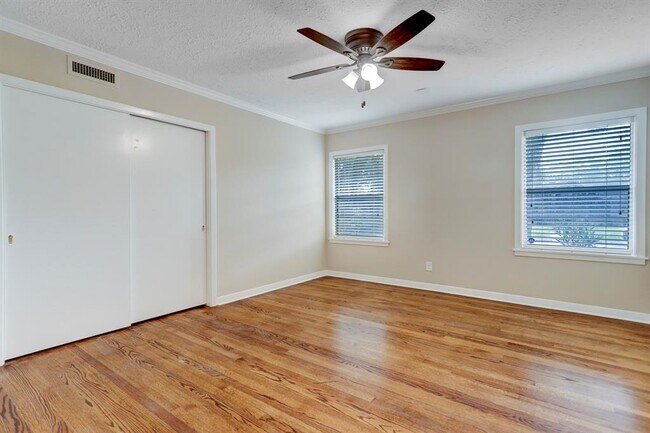 Foto del edificio - 5626 Chevy Chase Dr