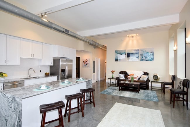 Spacious & airy, open floor plan - 2301 Mission St