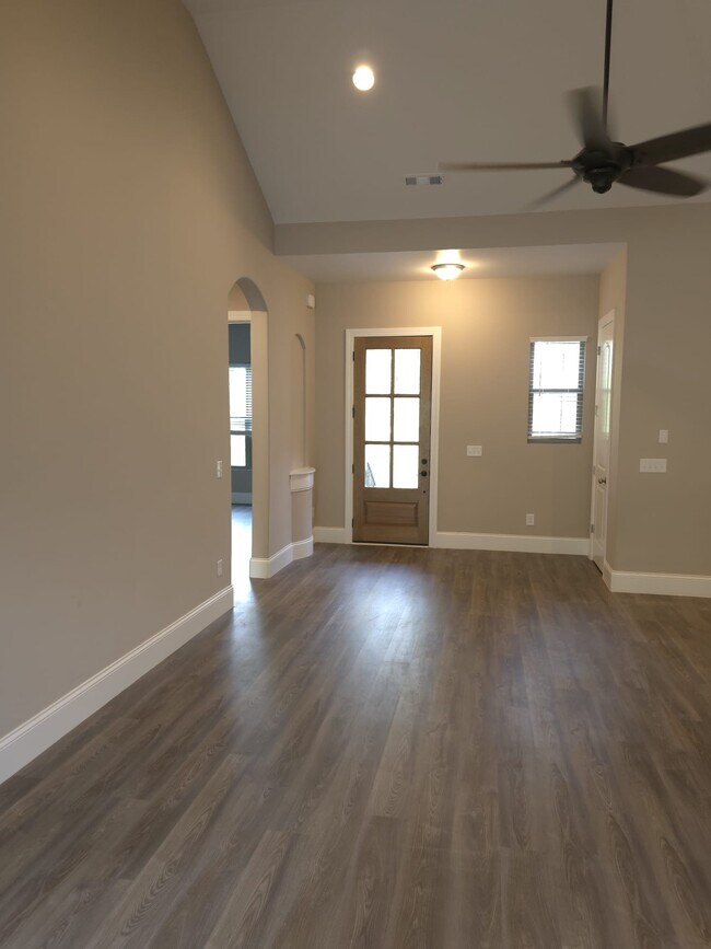 Building Photo - 3122 Burts Xing