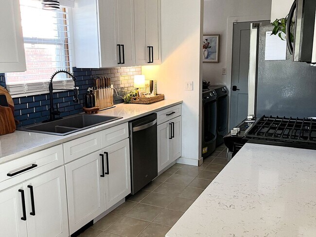 Foto del edificio - 120 E 56th Pl