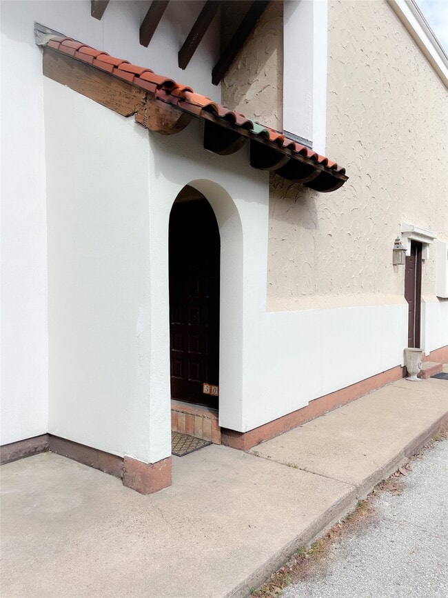 Building Photo - 2744 Briarhurst Dr