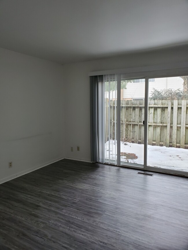 Building Photo - Come check out this cute townhouse.