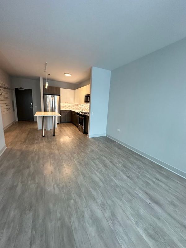 Foto del edificio - 1025 W Addison St