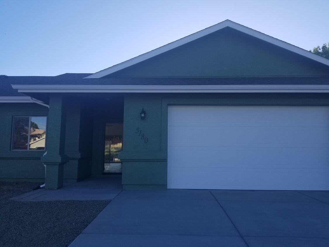 Brand new home with 3 car driveway and 2.5 car garage with loads of storage - 5180 N Roadrunner Dr