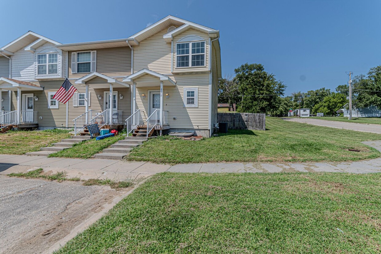 Primary Photo - Newly updated townhome!