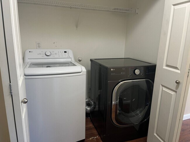 Foto del edificio - Charming **UPDATED** 3 BD* 2.5 BA* Single ...