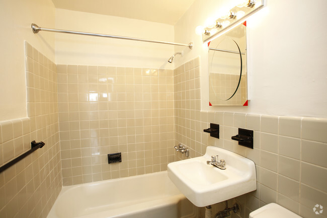 Baño - Ebbets Field Apartments