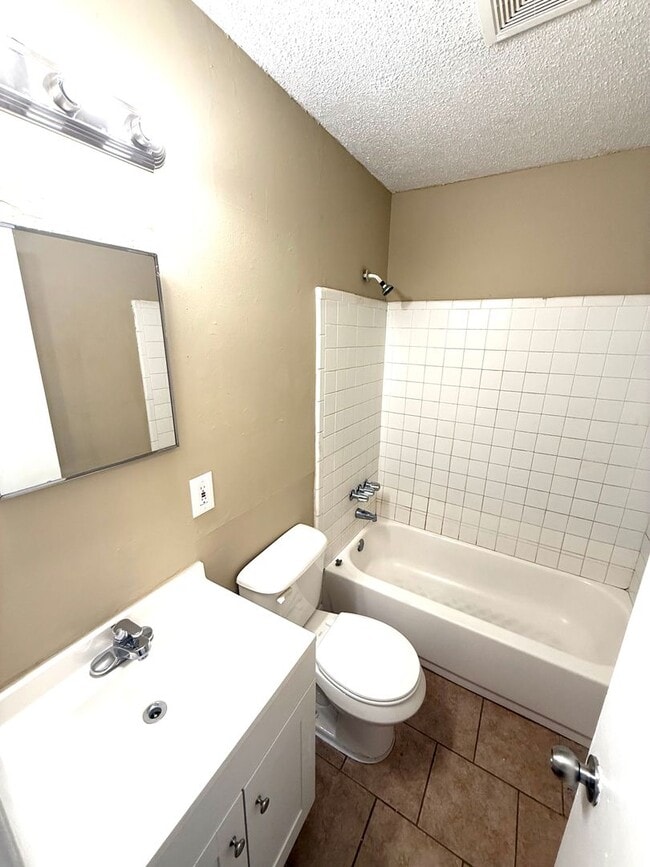 Foto del edificio - ** 3 bed 1.5 bath located across from Frazer Church ** Call 334-366-9198 to schedule a self tour