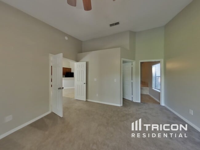 Building Photo - 8808 Mountain Lake Dr S