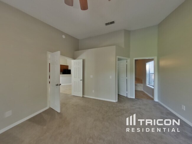 Foto del edificio - 8808 Mountain Lake Dr S