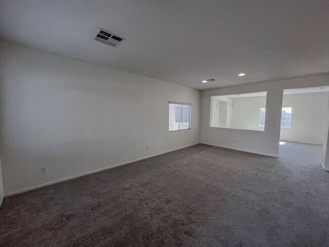 Foto del edificio - Charming Two-Story Home with Spacious Layout!