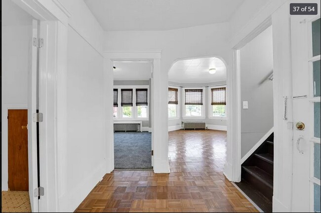 Foto del edificio - Renovated - 3 Bedroom Duplex