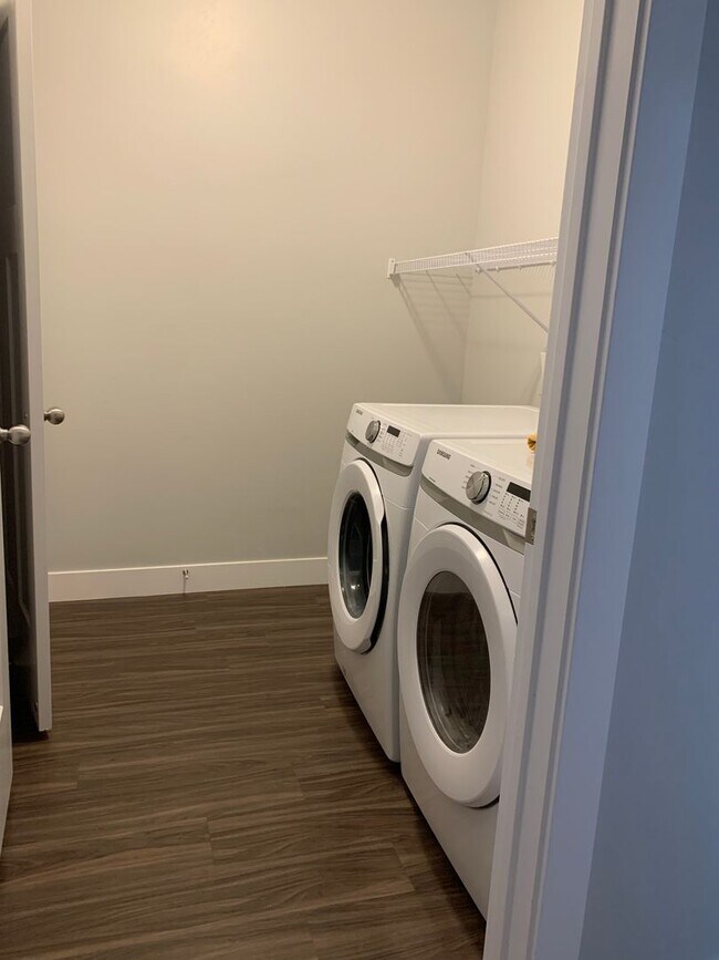 Foto del edificio - Beautiful 3 Bd, 2 Ba Condo with Garage Par...
