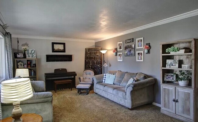 Foto del edificio - 6 Bedroom Home For Rent In Rexburg!!