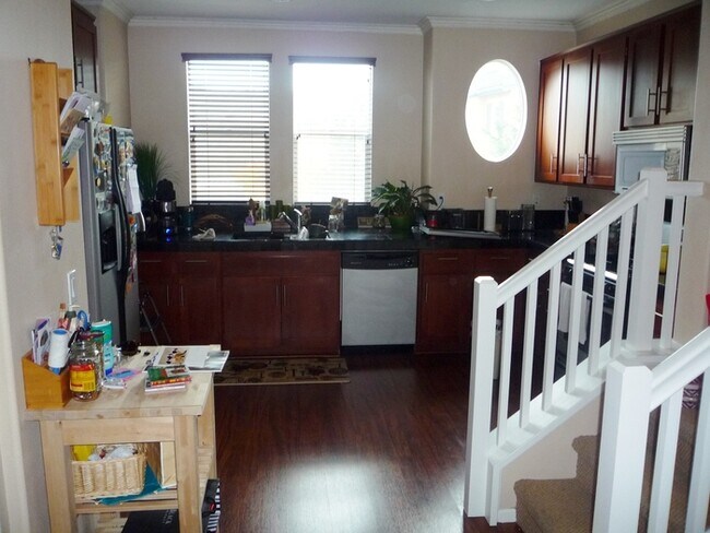 Building Photo - Tri-Level Townhome in San Marcos!