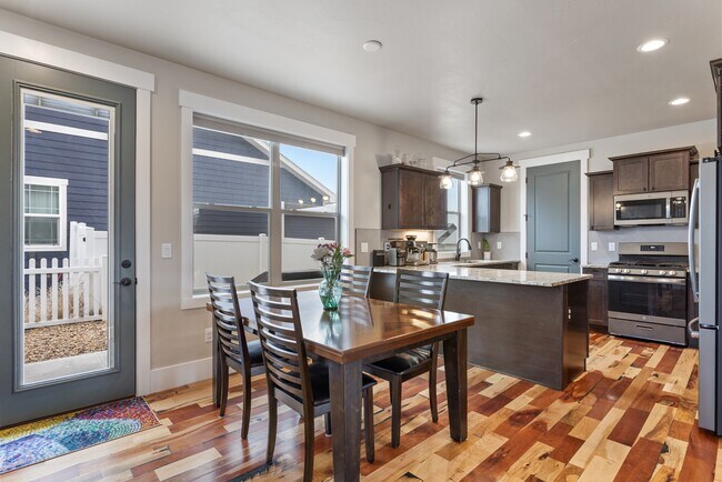 Foto del edificio - 6501 Hitching Post Ln