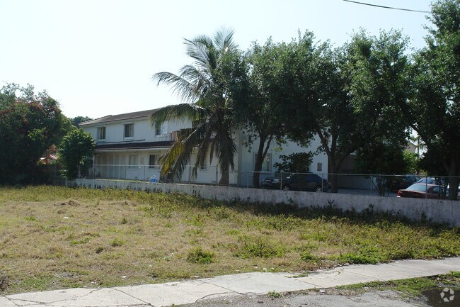 Foto del edificio - 1901 NW 24th Ct