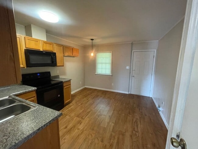 Building Photo - 1705 Snowden Dr SE