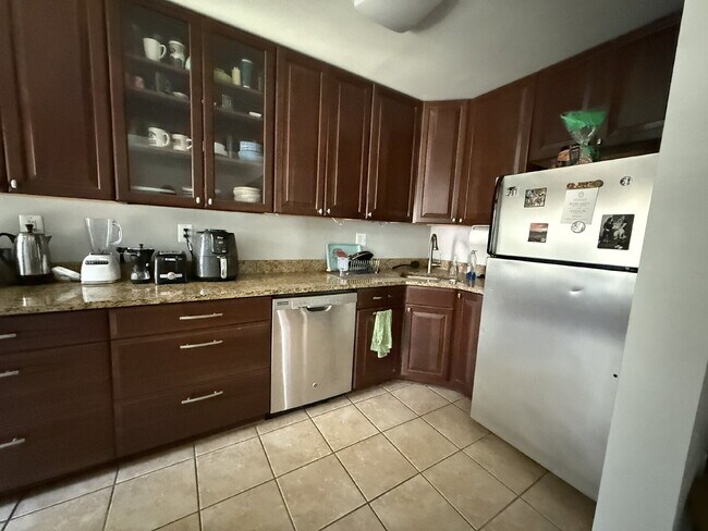 Foto del edificio - Bright & Beautiful Colonial Village Condo ...