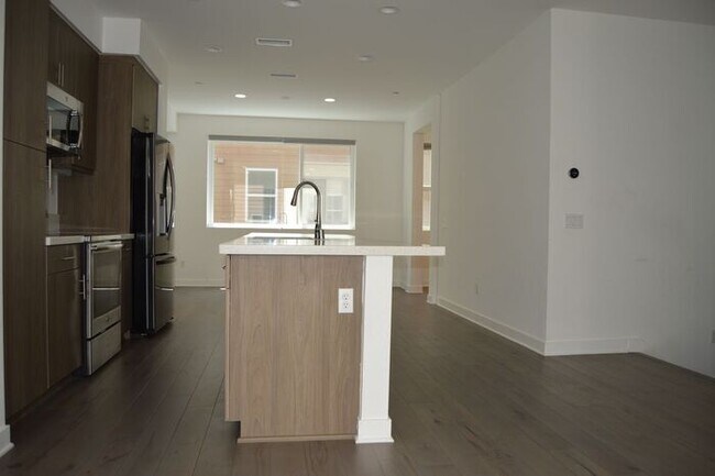 Building Photo - Tri-Level - 3 Bedroom pet friendly home in...
