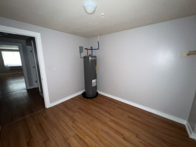 Building Photo - 385 Putnam Ave