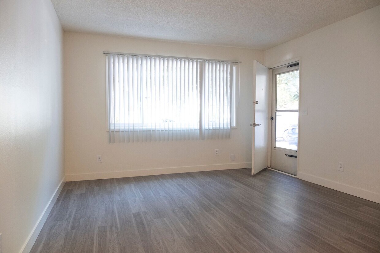 Foto principal - Inviting Irvington Flat with Timeless Appeal!