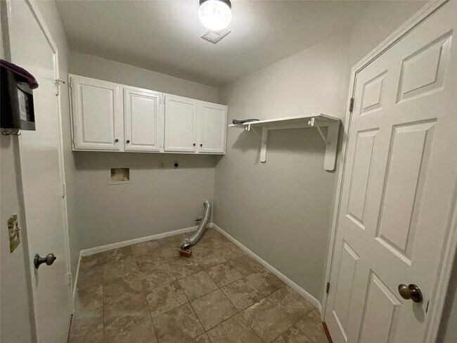 Foto del edificio - 7110 Pembrough Ln