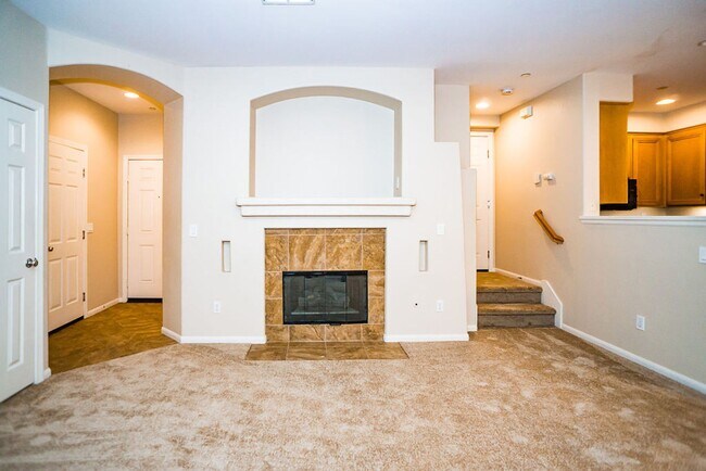 Building Photo - Beautiful townhome in Mission Valley!  Ava...