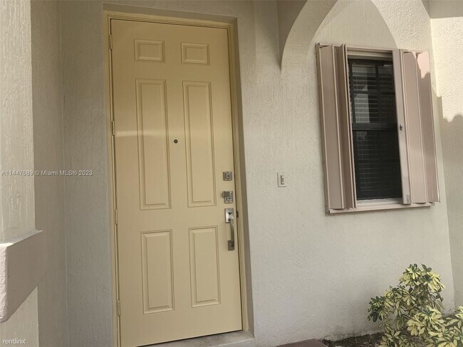 Building Photo - 3 br, 2.5 bath Townhome - 15431 SW 119th Ter