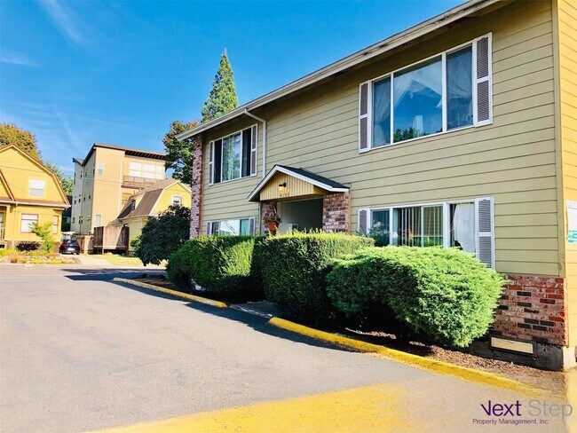 Foto del edificio - **$750 DEPOSIT & FREE FIRST MONTH'S RENT** ~Hudson Court - Spacious Top Floor Unit~ Great Natural...
