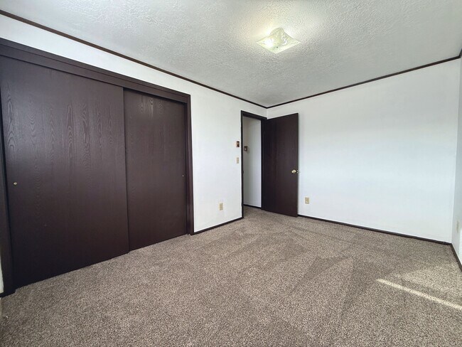 Building Photo - 407 Sage Hills St